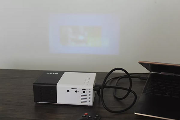 اتصال ویدئو پروژکتور به لپ تاپ با کابل